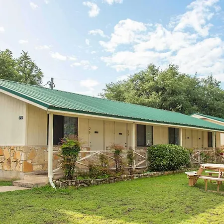 Jellystone Park Hill Country Hotel